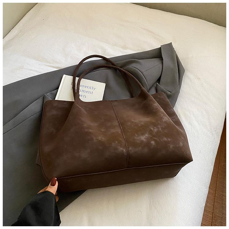 

Ретро матовая сумка женская дорожная универсальная сумка-тоут 2025 осень и зима новая большая вместимость портативная на плечо сумка для мамы и ребенка