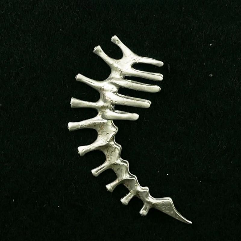 Vintage Punk Silver Color Thorn Spine Bone Ear Clip Earrings for Women Men Hiphop Metal Hanging Earrings Halloween Jewelry Gift