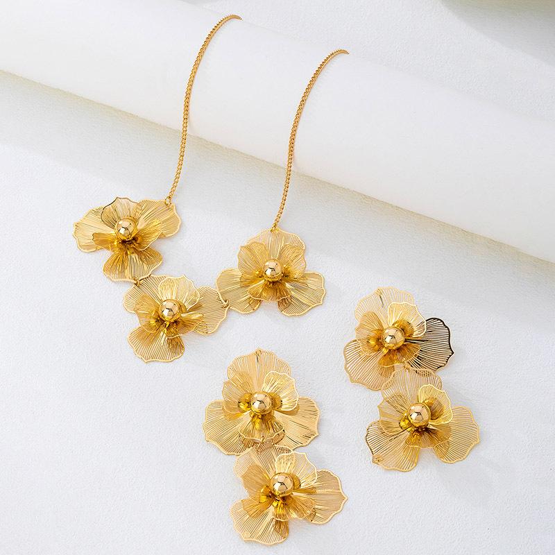 European and American Hollow Flower Necklace Earrings Set, Personalized Design Exaggerated Collarbone Chain, High-end Jewelry Set