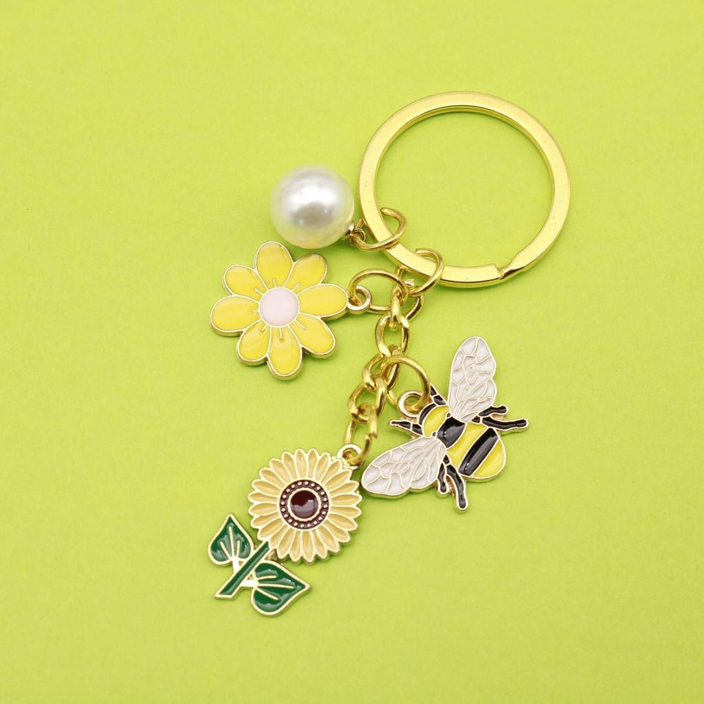 Charming Daisy Honey Pendant Keychain - Pastoral Style Accessory
