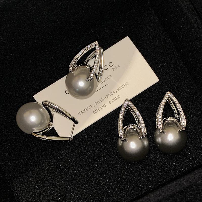 Real many hemp gray water drop horseshoe pearl pendant earrings for women's Chen Shu, the same light luxury high-end stud earrings, high-end earrings.