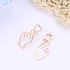 Оригинальные серьги в виде руки с сердечком