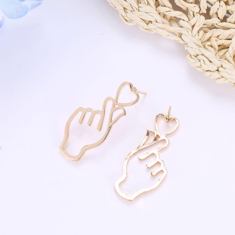 Оригинальные серьги в виде руки с сердечком