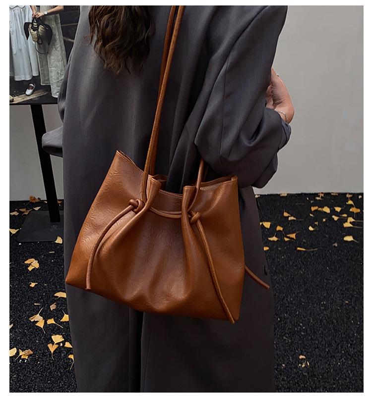 High-End Women's Large Capacity Textured Crossbody Drawstring Shoulder Bag for Casual Outdoor Use