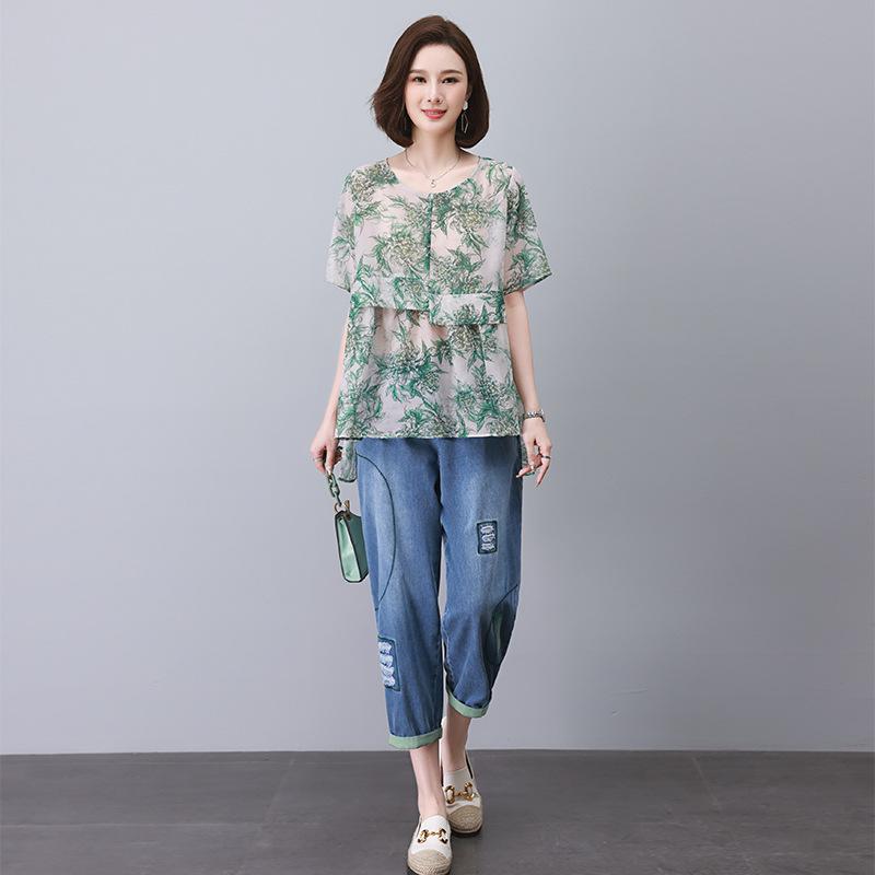 Women's Summer 2025 Casual Suit: Short Sleeve Fashionable Two-Piece Jeans Set for Middle-Aged Moms