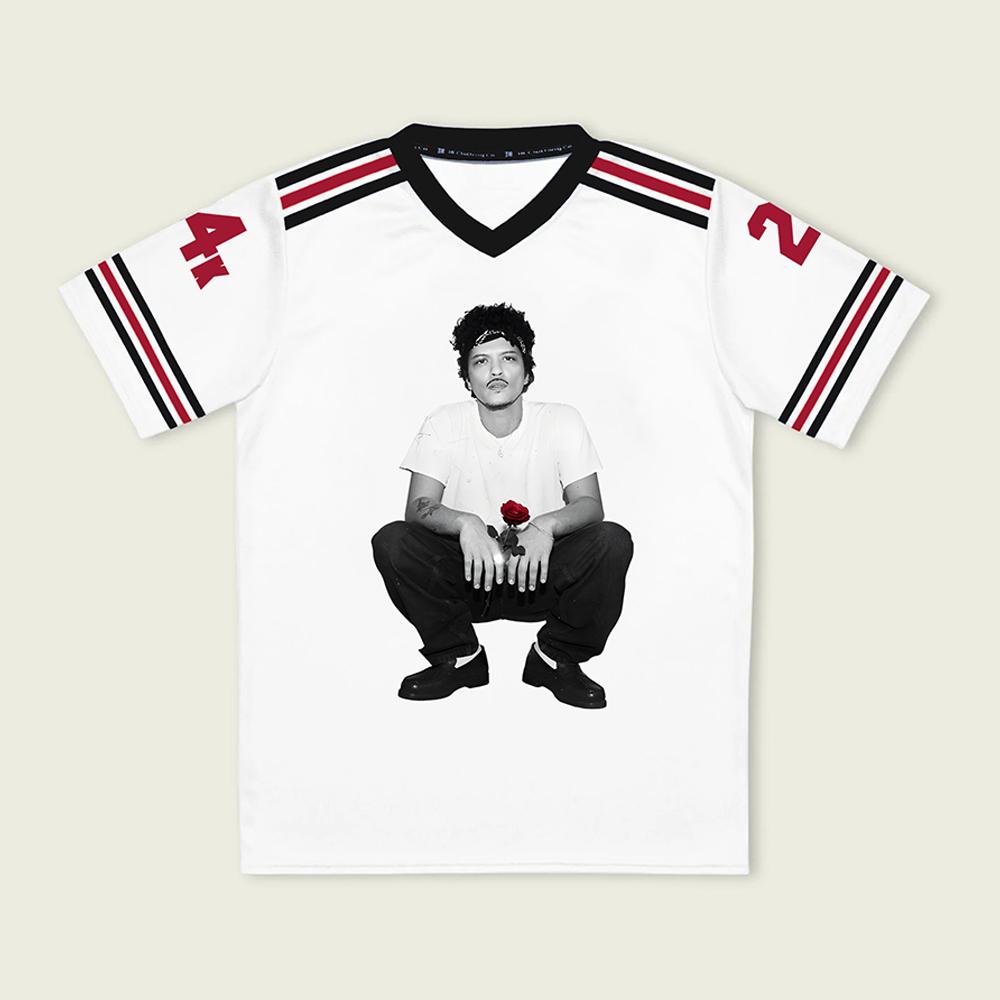 Herren Damen Fußball T-Shirt Bruno Mars The Romantic Tour 2026 Trikot V-Ausschnitt Sommer Locker Unisex Streetwear Grafikdruck Merch T-Shirt