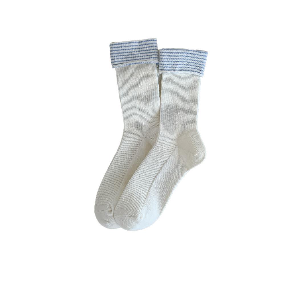 The Women's Mid-calf Socks with A Retro Striped Style In Autumn and Winter, Paired with Loafers, Are Fashionable and Versatile