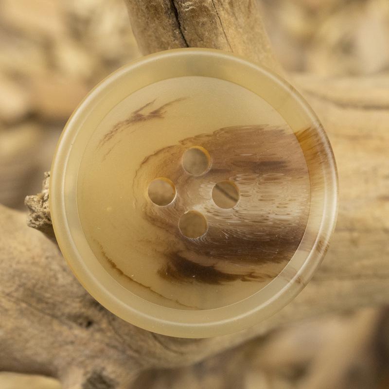 

Матовое бежевое пальто-тренч с полимерными и черными шерстяными пуговицами кофейного цвета