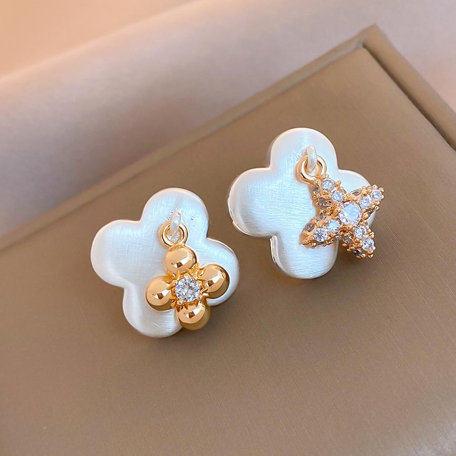 French retro asymmetric zircon flower earrings, stud earrings, exquisite and versatile earrings.