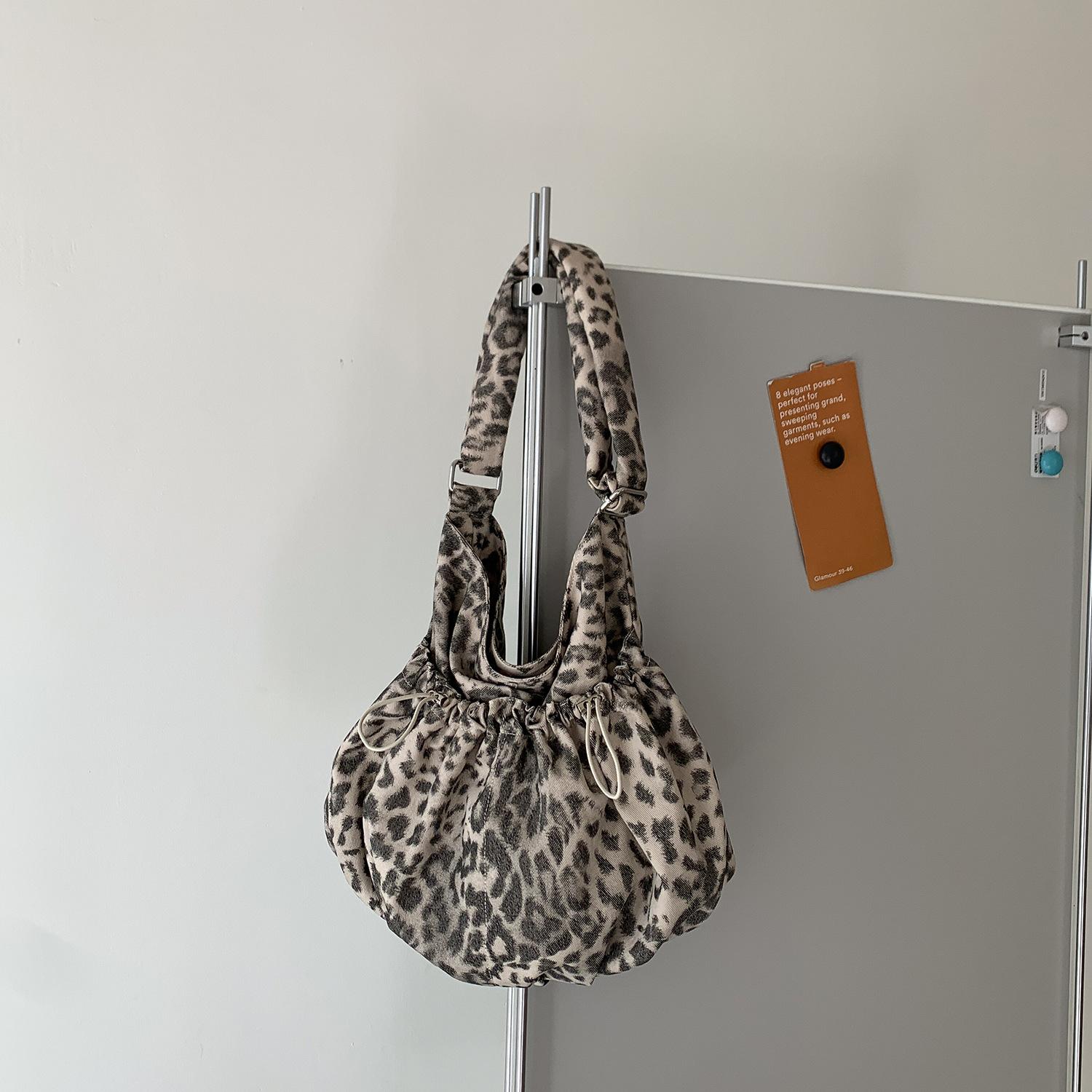 

Lazy Leopard-print Bag Large-capacity Drawstring Pleated Dumpling Female Trend Niche Casual Commuting Cross-body
