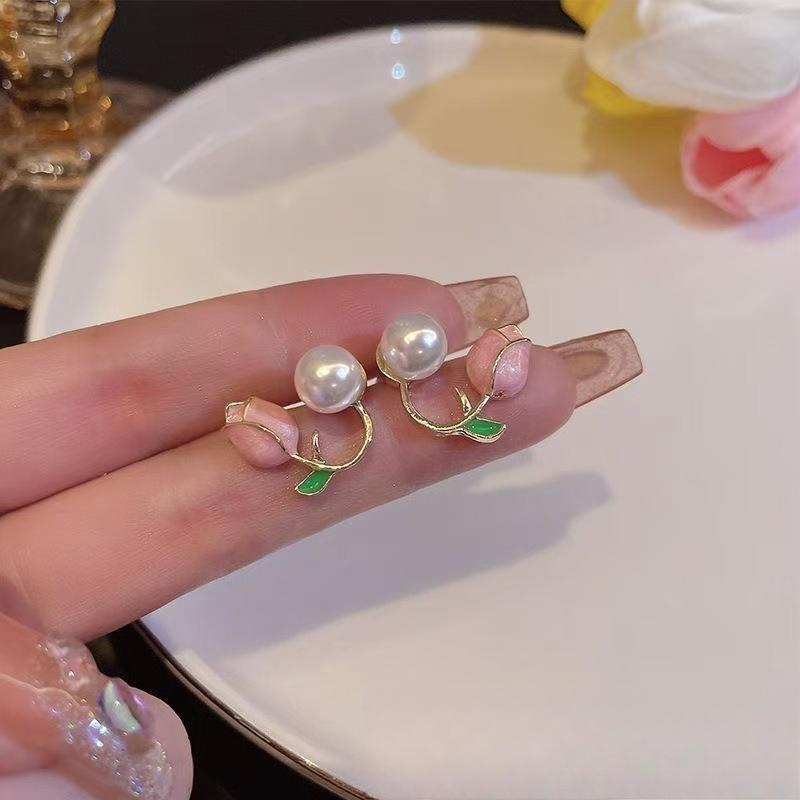 Pendientes de perlas de alta gama de moda Pendientes retro de nicho francés de lujo ligero Pendientes de perlas simples y versátiles para mujer