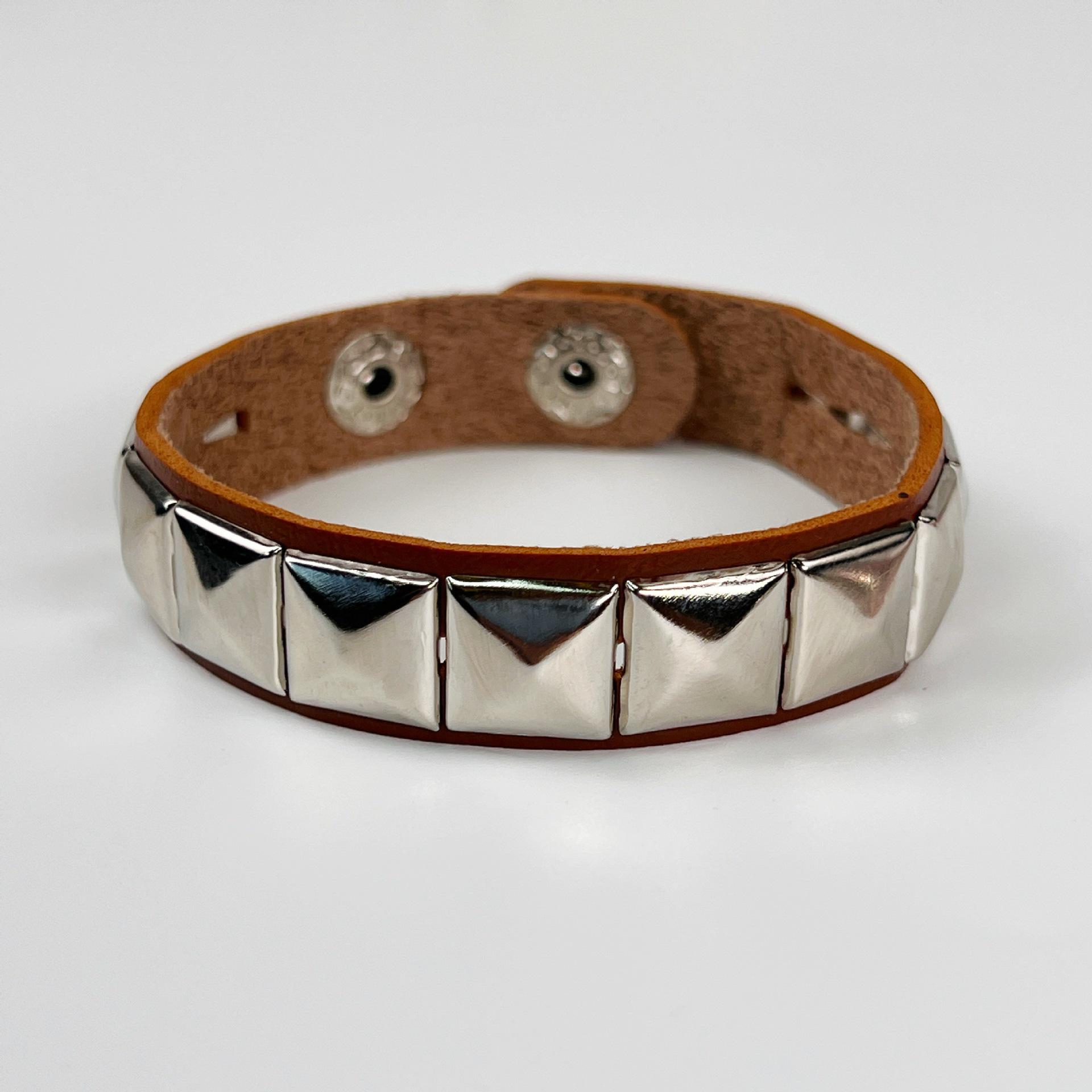 Мужской многослойный кожаный браслет в стиле панк с серебряными квадратными заклепками и оригинальными декоративными заклепками.