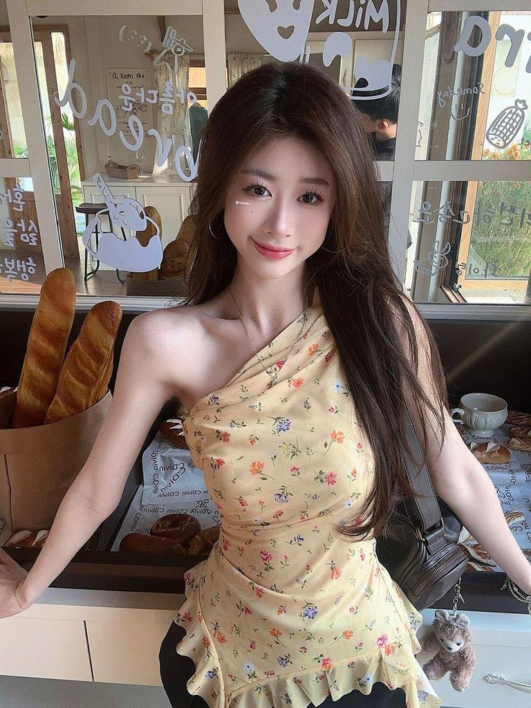 Letnia Kwiatowa Koszulka z Jednym Ramieniem i Wstążką - Słodka & Pikantna Dopasowana