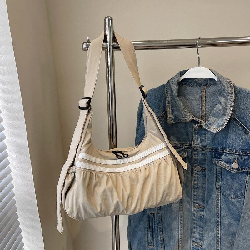 

Корейская версия сумки Дондэмун, плиссированная ткань Оксфорд контрастных цветов – это супер тренд. белый