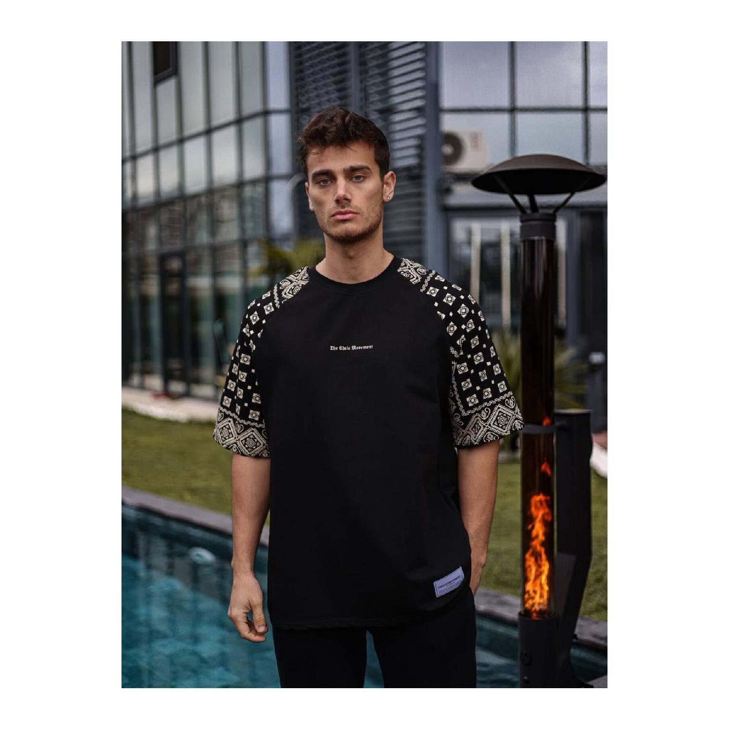 

Футболка оверсайз унисекс с рисунком на рукавах S белый