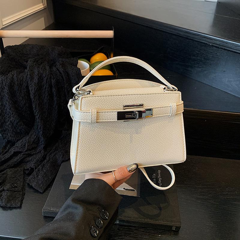 

Korean version of high-end fashion shoulder handbag women s 2025 summer new Kelly bag simple messenger small square bag 21*7*15.5 белый