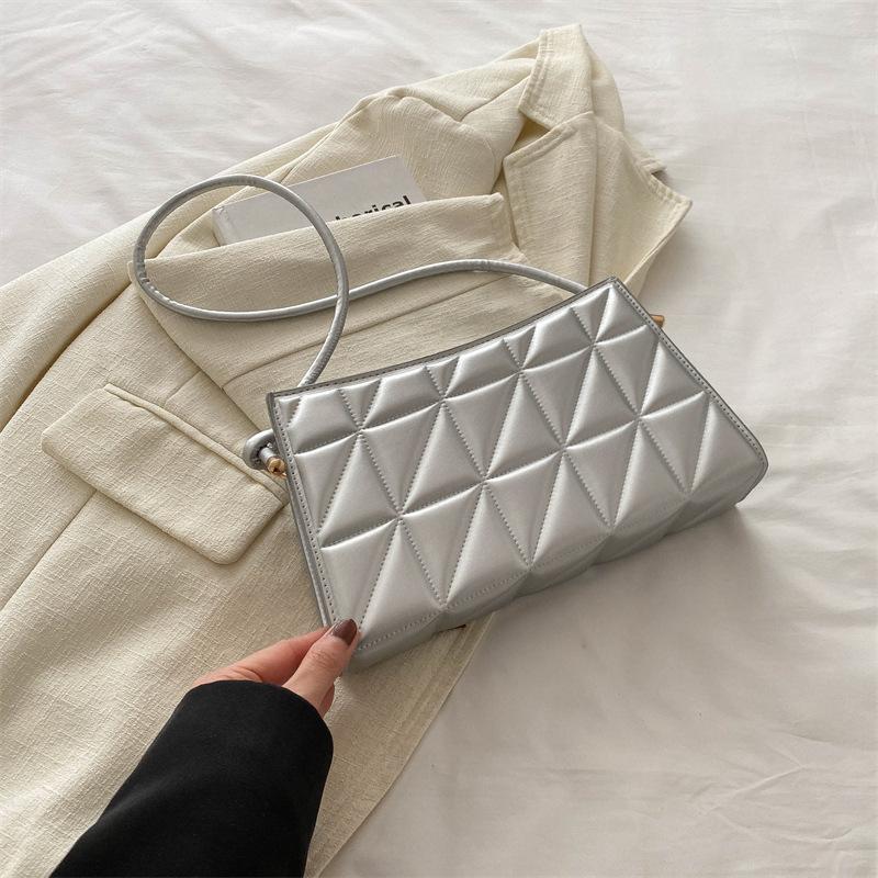 

Internet celebrity fashion simple shoulder bag women 2025 niche Korean version women high value solid color personality small square bag women серебряный