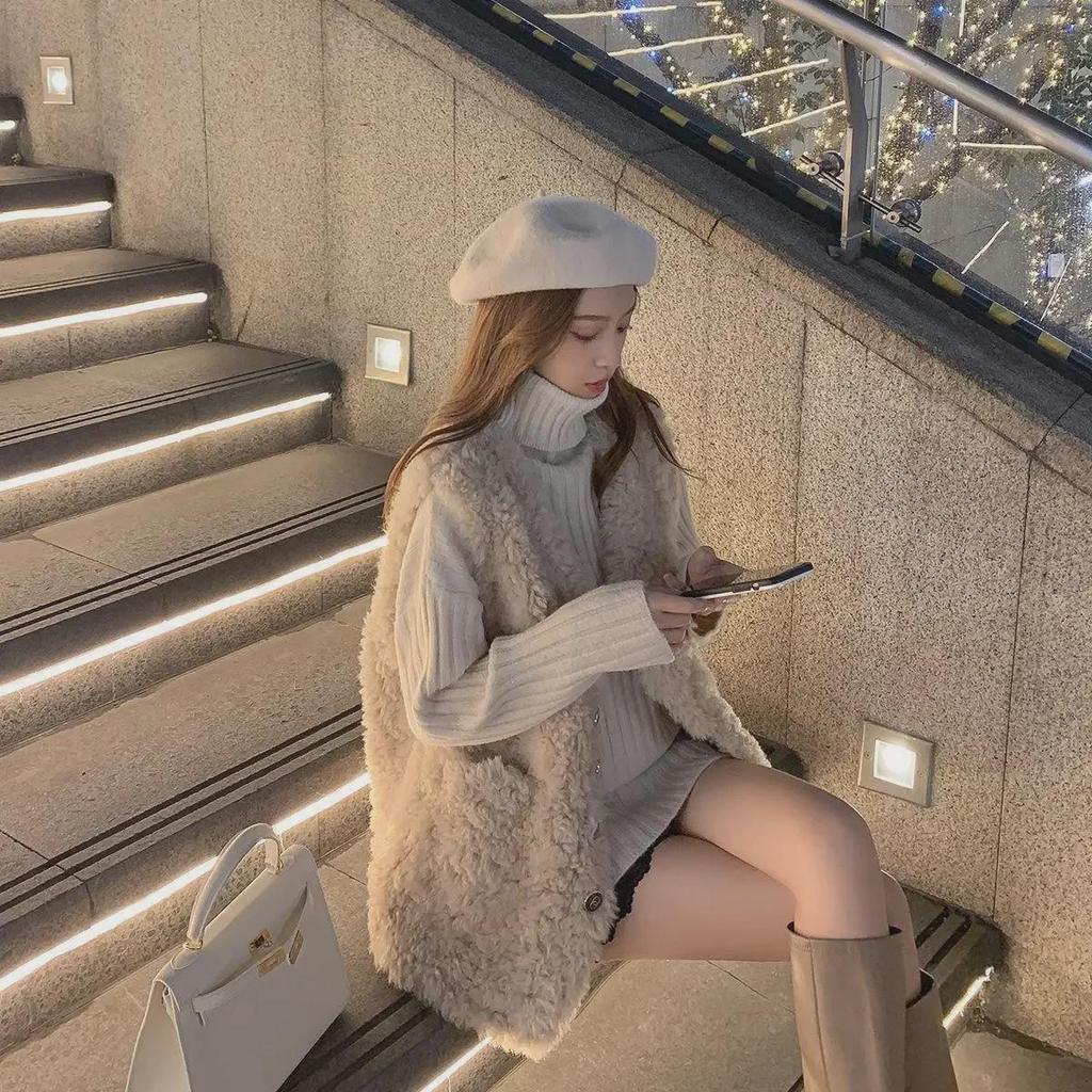 Dámská vesta z jehněčí vlny s kůží a kožešinou - Módní podzim/zima 2025, Všestranná a zateplená, Trendy bunda pro celebrity