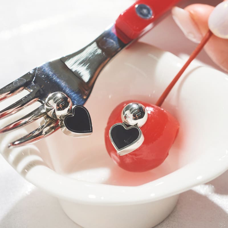 Noonoo Fingers Black Heart Ball Earrings