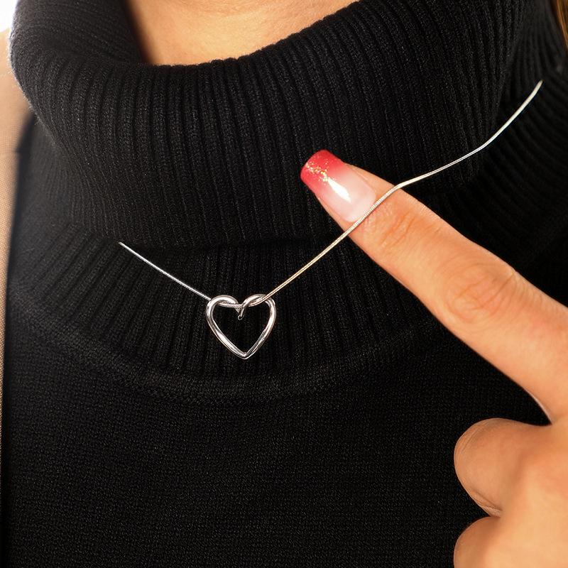 New hollowed heart necklace for girls, minimalist design student pendant, versatile stainless steel collarbone chain