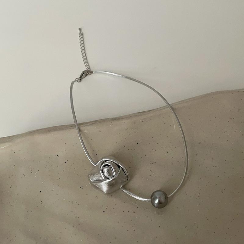 Ожерелье из жемчужного кожаного цветка для женщин, нишевый дизайн, чувство французского ретро, универсальный, индивидуальный, темпераментный, модный, ожерелье, воротник