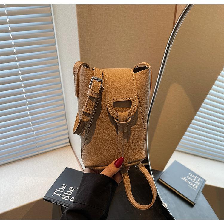 Niche design texture women 2025 new fashion versatile retro shoulder messenger bag high sense