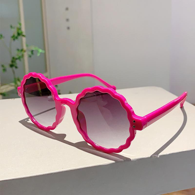 Fashion Round Sunglasses Women Trendy Vintage Flower Shaped Rim Gradient Sun Glasses  New Brand Design Stylish Shades