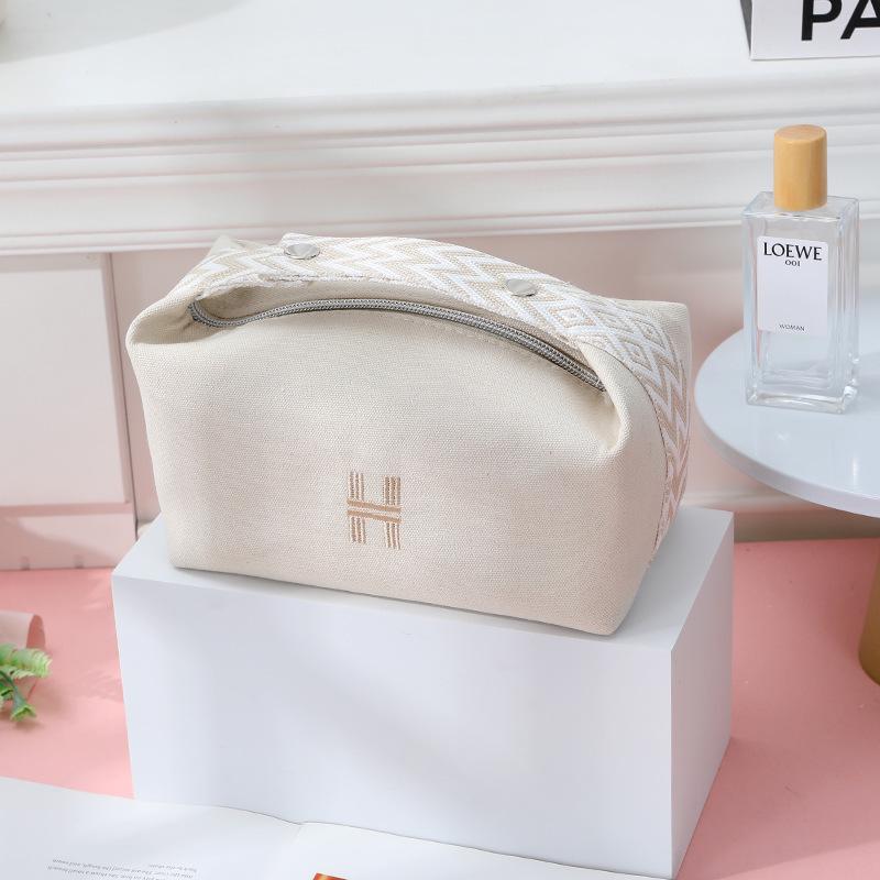 

Дорожная косметичка и туалетные принадлежности Grand Hyatt Canvas для женщин кремовый/белый