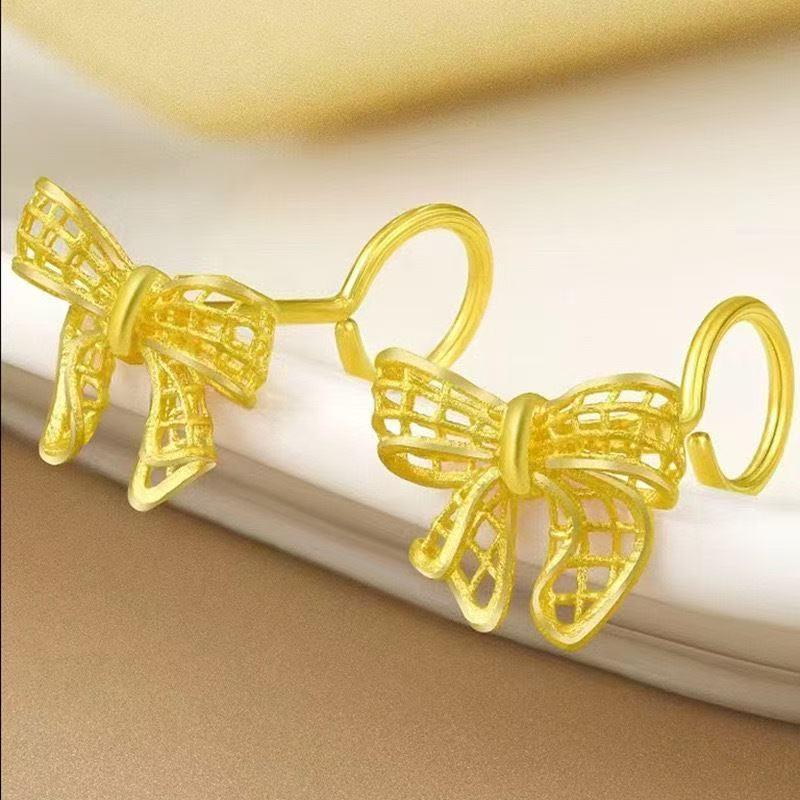 Элегантные золотые серьги-гвоздики в виде банта: Роскошная женская мода с простым, утонченным шармом