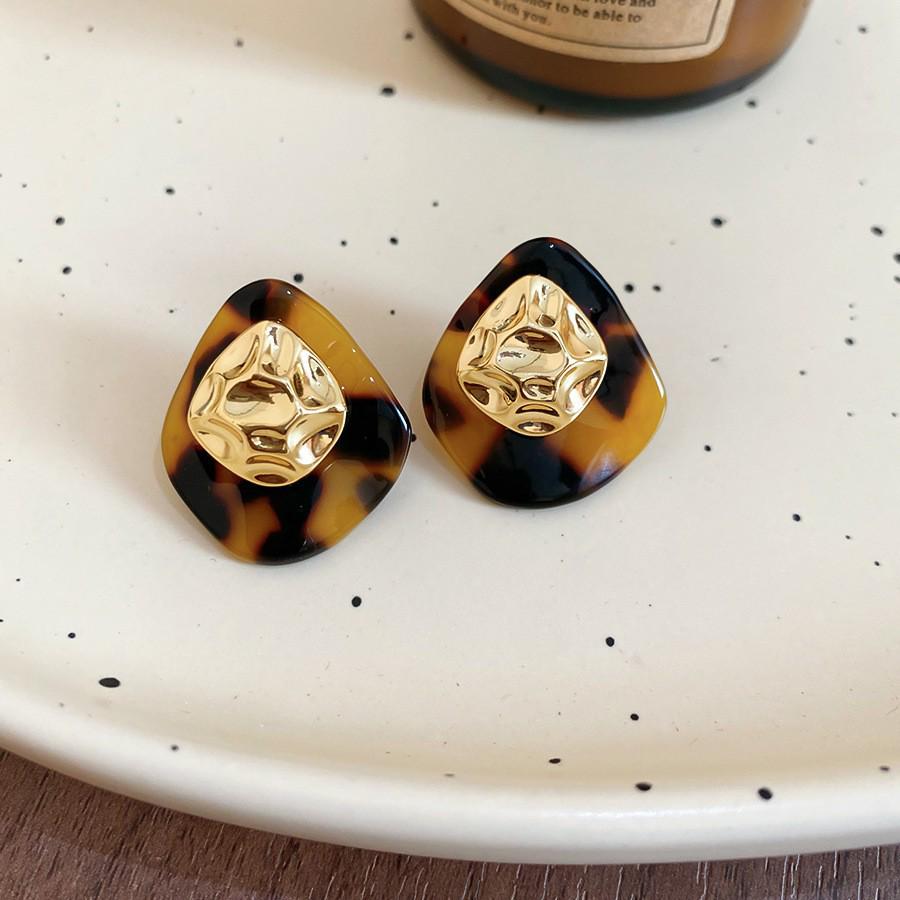 Silver Needle Geometric Stud Earrings: Retro, Light Luxury, Versatile Fashion, Elegant Accessories.