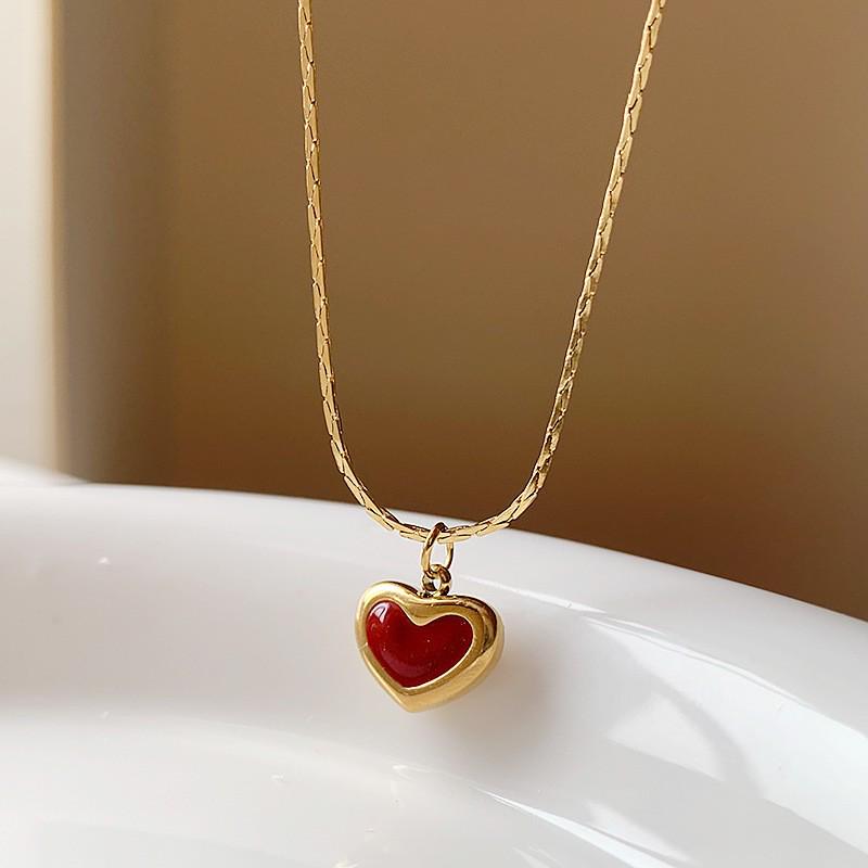 Elegant French Red Heart Oil Painting Necklace: Light Luxury and Versatile Fashion Collarbone Chain