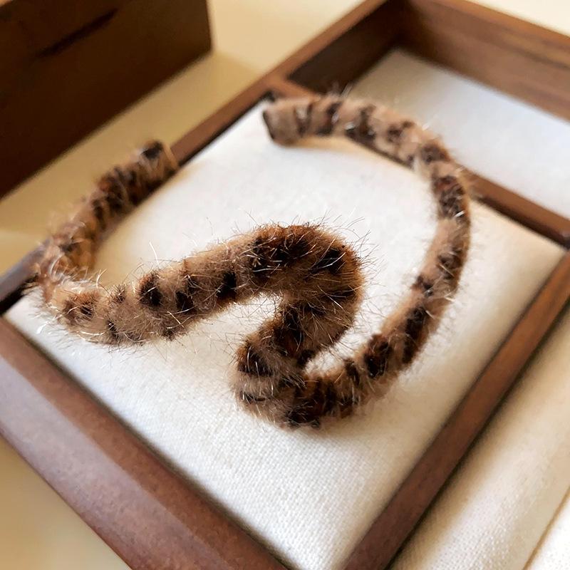 Gold-Plated Textured Open Bangle: Korean Style, High-End Cold Aesthetic