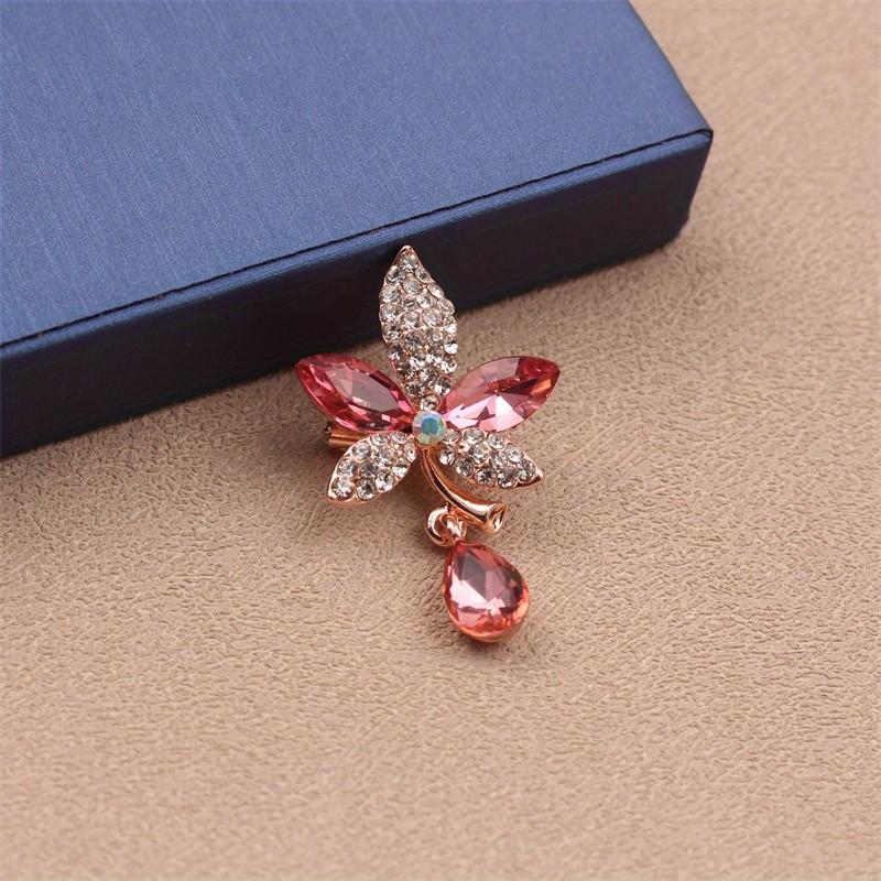 

SKEDS Unique Ginkgo Leaf Blue Crystal Brooch Women Luxury and Exquisite Corsage Pin for Dresses Coats and Hats Accessory