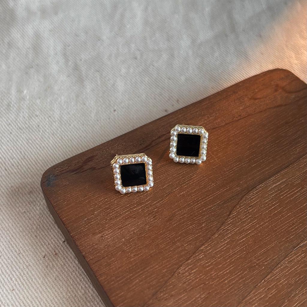 Винтажные серьги-пусеты из черной эмали и жемчуга: Элегантный дизайн в средневековом стиле для женщин