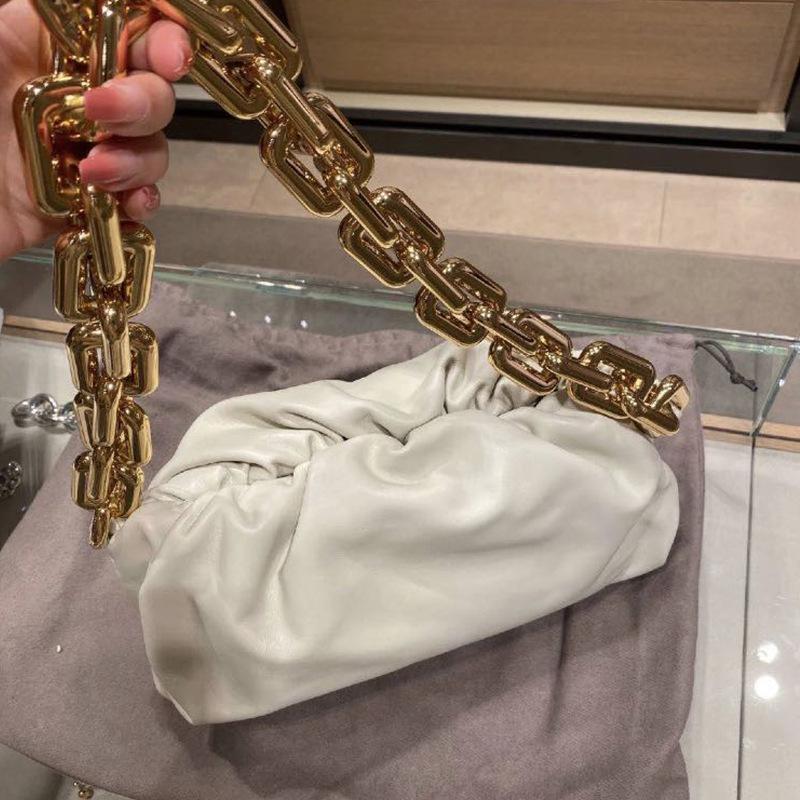 Женская сумка с толстой цепочкой