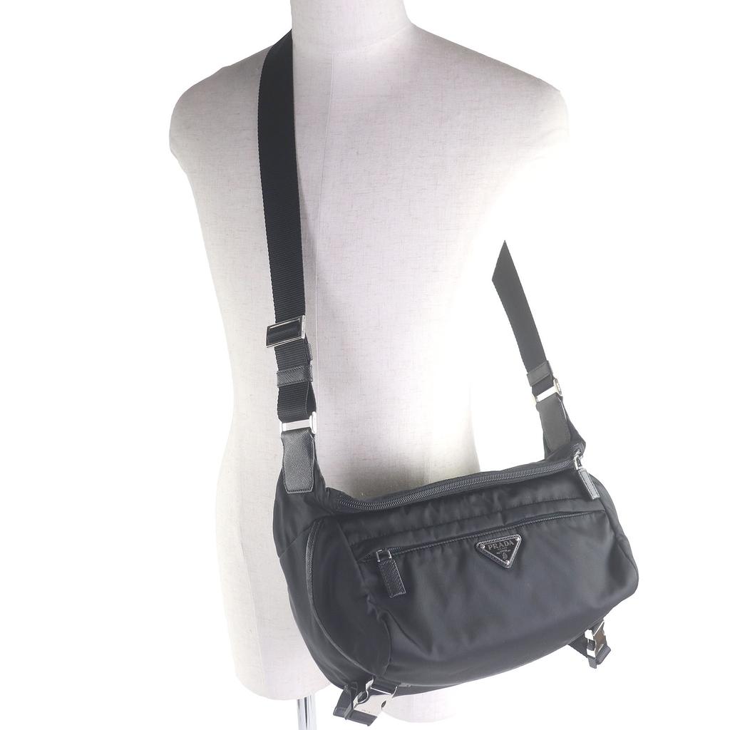 Tolle PRADA Umhängetasche Re-NYLON Dreieckslogo Dreiecksplatte schwarz Gebraucht