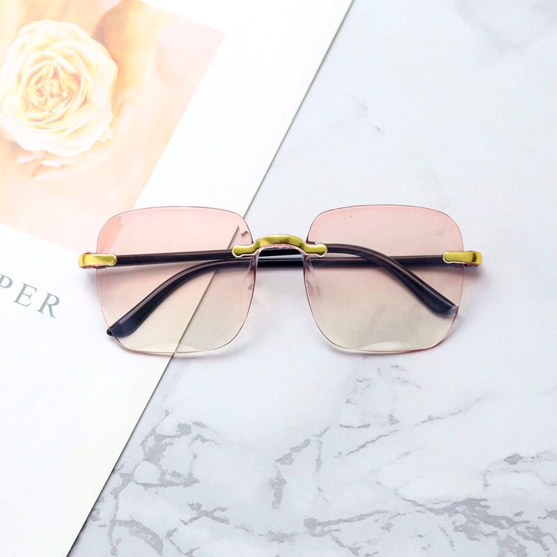 

Трендовые большие квадратные безободковые солнцезащитные очки - Женская уличная мода