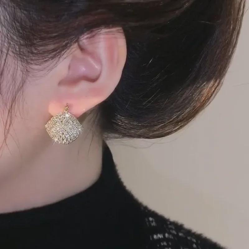 Luxusní korejské kovové náušnice s diamanty - Dámské elegantní, lesklé, špičkové univerzální šperky