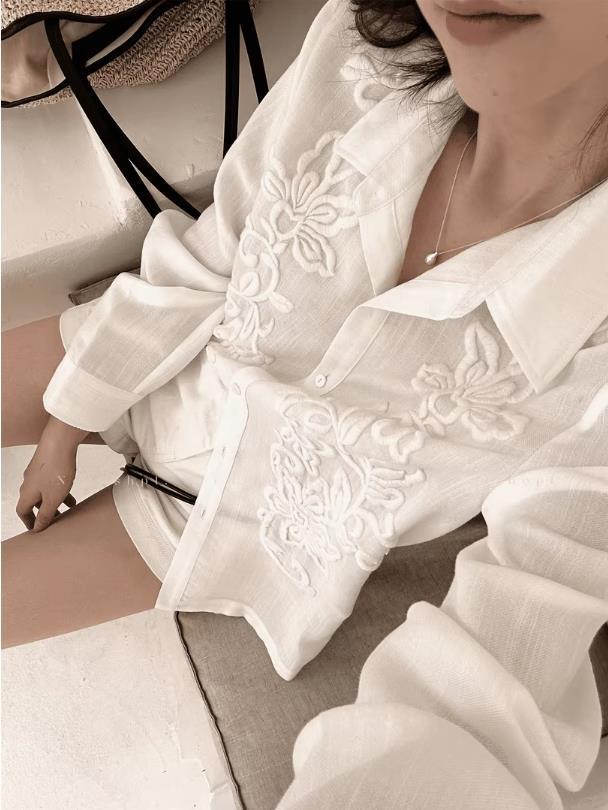 2026 Spring European Women's White Embroidered Loose Casual Shirt, French Design, Round Neck