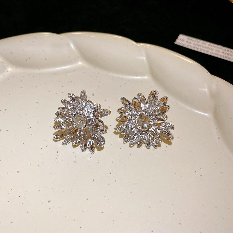 

Silver Needle Diamond Daisy Flower Stud Earrings European and American Niche High-end Earrings Light Luxury Fashion New Earrings Women
