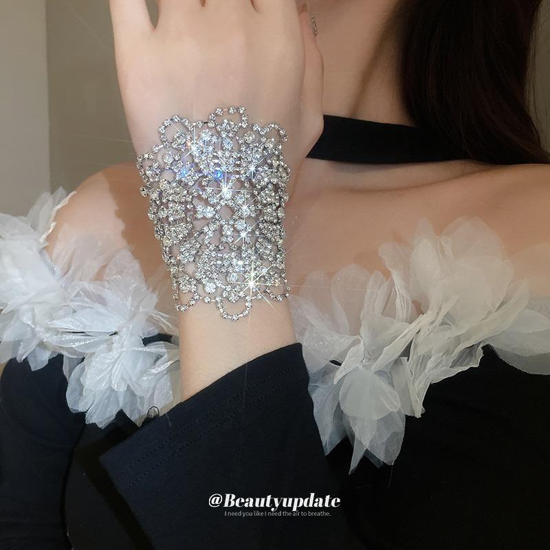 Super Flash Diamond-encrusted Flower, a Multi-wear Bracelet, Fashionable Temperament, Light Luxury Bracelet, Personalized Niche and High-end Jewelry.