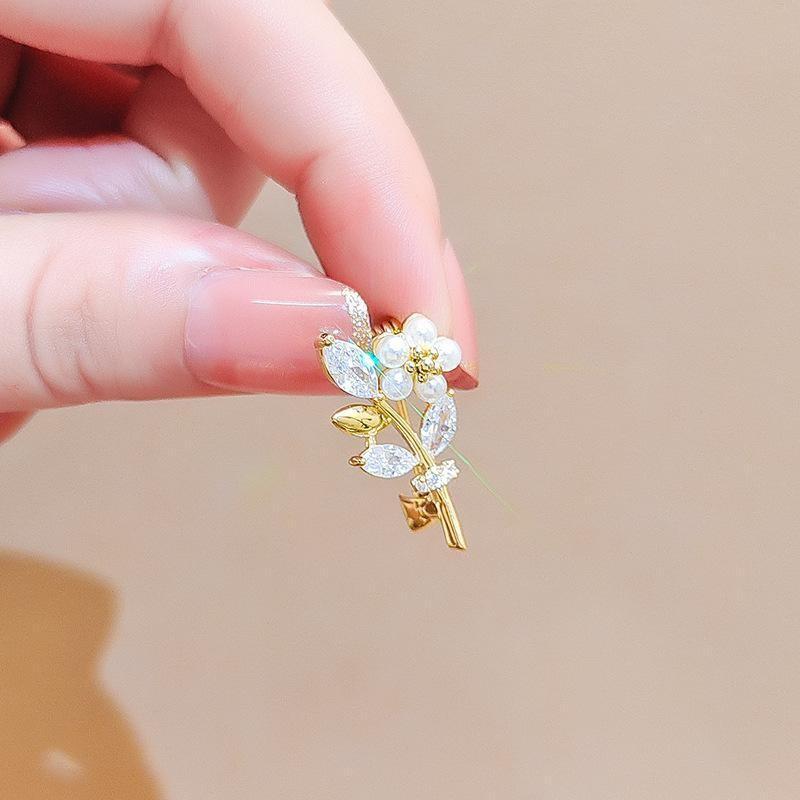 

Японский осенний и зимний цветок маленькая брошь женская милая универсальная булавка для костюма воротниковая булавка высококачественная антибликовая пряжка жемчужный корсаж