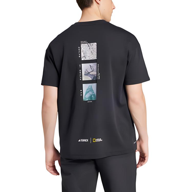 adidas National Geographic Graphics Schnelltrocknendes, sportliches, lässiges Pullover-T-Shirt mit kurzen Ärmeln und überschnittenen Schultern, Unisex-Oberteil, Schwarz, IX6565