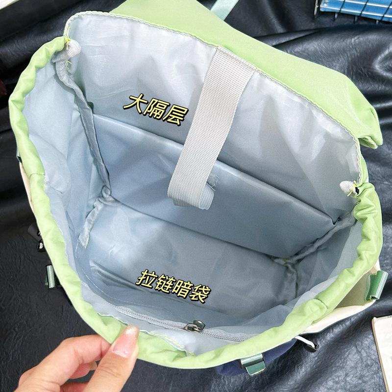 Fresh and sweet contrasting color girl bag, new light, high-value and large-capacity backpack for junior high school students