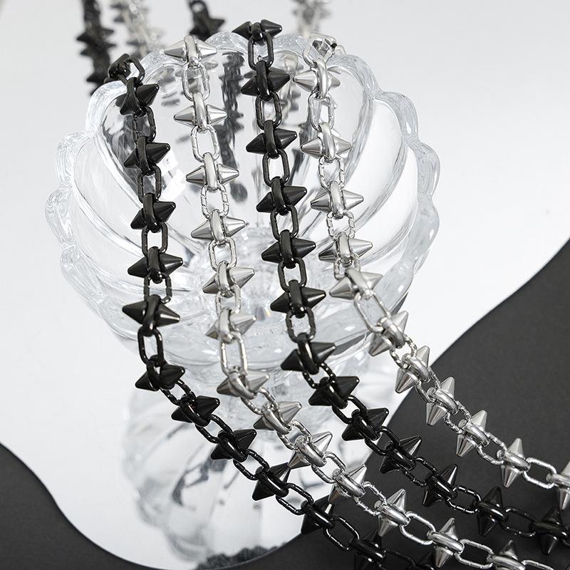 Collana con rivetto punk hip hop a forma di giunzione, vento neutro, in acciaio al titanio, regina madre occidentale, personalità versatile, catena per clavicola da donna