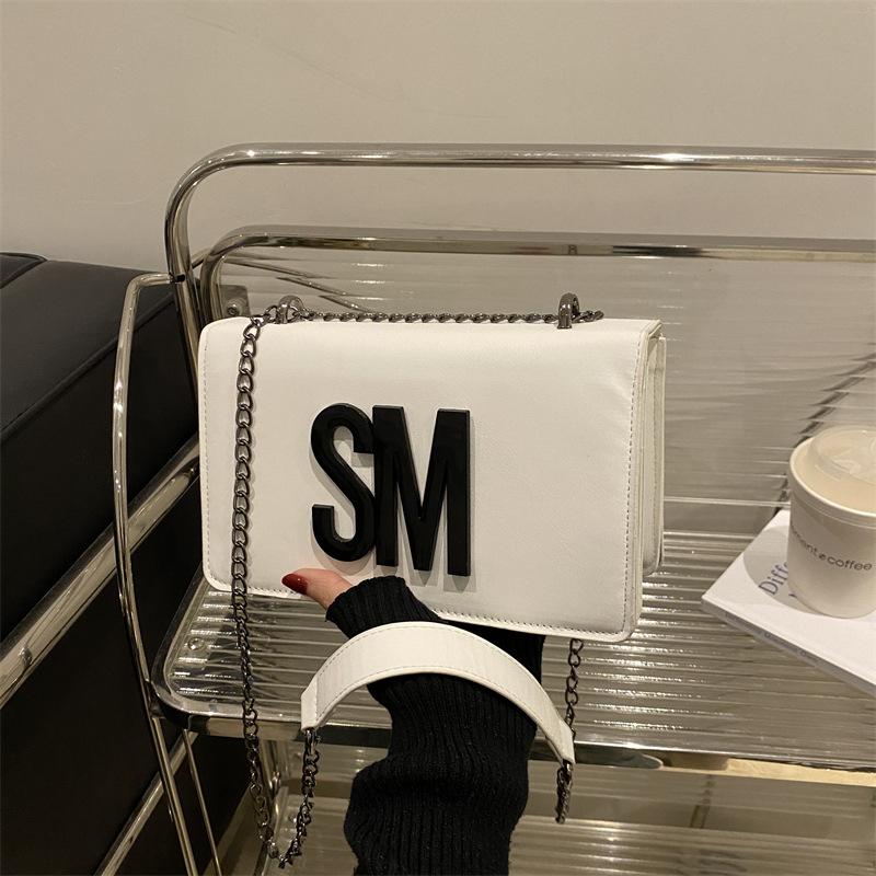 Geantă de damă la modă versatilă Geantă pătrată mică texturată Geantă de umăr casual Geantă crossbody de lux ușoară Curea de umăr lată Geantă de damă cu literă