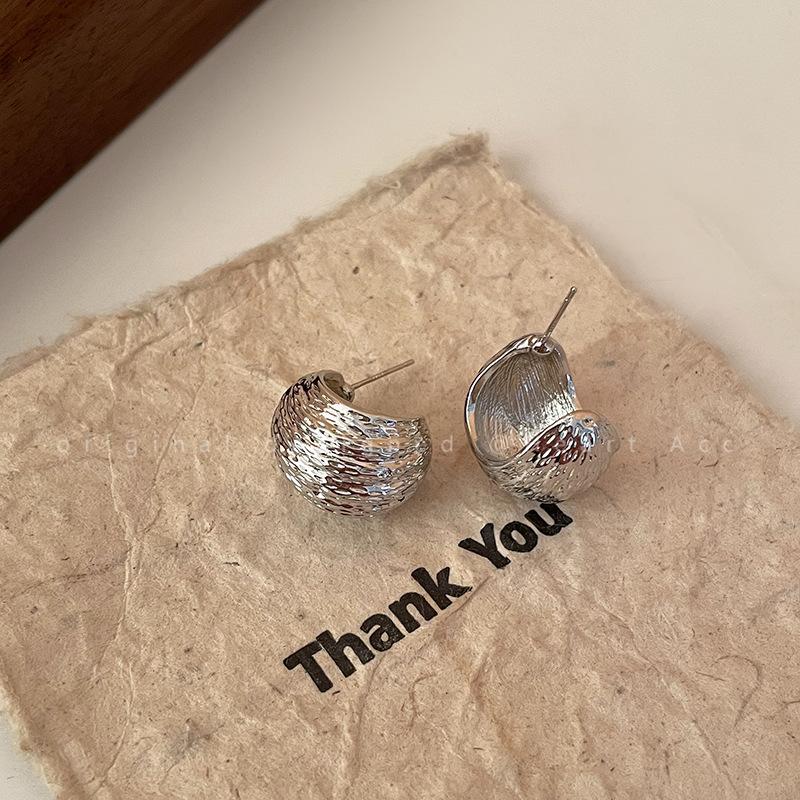 Gold texture earrings women's light luxury temperament high-end stud earrings niche design cold wind suitable for round face earrings