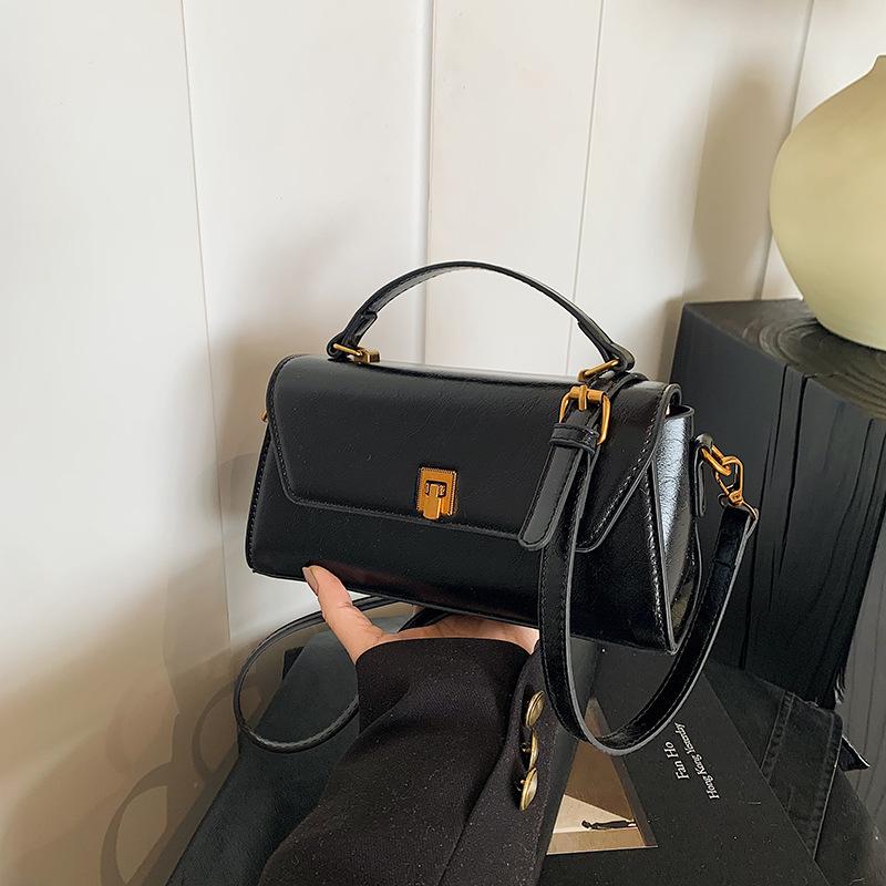 Super fire small bag women's autumn and winter retro 2025 new fashion messenger bag women's versatile portable work small square bag