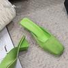 Mode Luxus Grün Satin Seide Pantoletten Frau Markendesign Dreieck Absatz Sandalen Damen Elegant Eckige Zehenpartie Abendparty Kleidschuhe