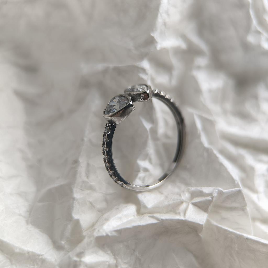 Серебряное кольцо с фианитами, вес изделия 1,38 гр (2209645)